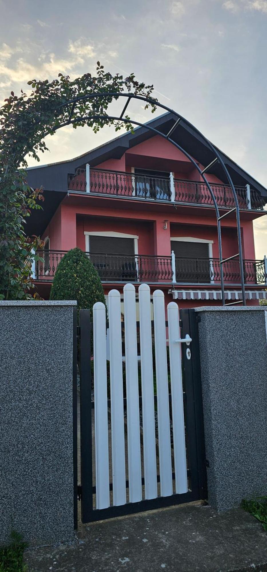Apartment Lona
